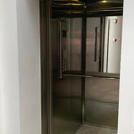 Centru Unirii Luxury Vip Apartament 2 98 Mp ! Parcare Subterana Privata Incalzita Iarna Si Climatizata Vara Doar Cu Rezervare In Limita Locurilor Disponibile ! Proprietate In Regim Hoteliep - Nu Are Bucatarie ! * Bucarest