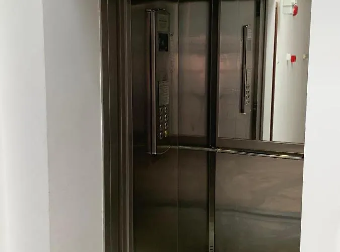 Centru Unirii Luxury Vip Apartament 2 98 Mp ! Parcare Subterana Privata Incalzita Iarna Si Climatizata Vara Doar Cu Rezervare In Limita Locurilor Disponibile ! Proprietate In Regim Hoteliep - Nu Are Bucatarie ! * Bukarest